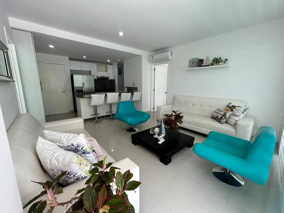 Beachfront Bliss-2br Haven Steps From Sandy Shores Apartment *